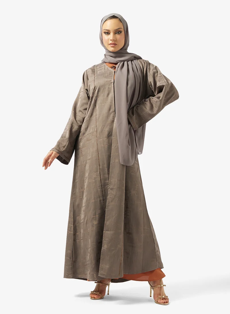 هيا كلوزيت عباية مفتوحة بياقة على شكل حرف  مزينة